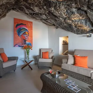 https://spectacular-cave-with-two-large-terraces.in-canary-islands.com
